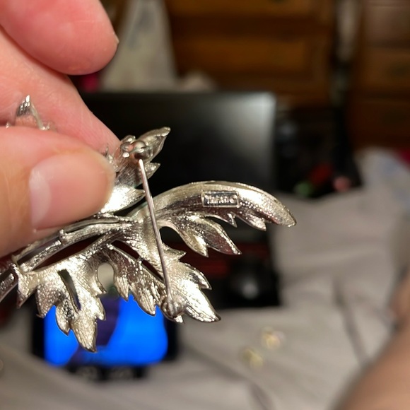 Vintage Trifari Silver Tone Leaf Brooch - Picture 2 of 3
